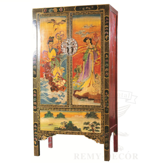 shkaf iz dereva rospisan v tradicionnom risunke v kitajskom stile